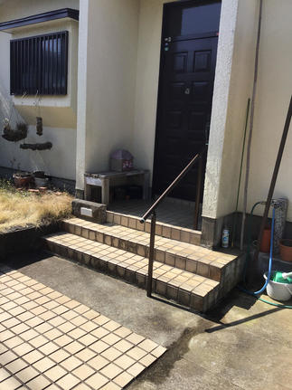 ポーチ階段に手すりを付けて段差を楽に♪