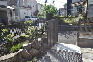 駐車場との出入りに便利な扉を設置