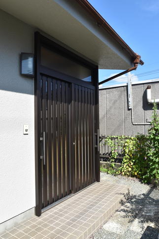 大型把手で開け閉めしやすい玄関引戸