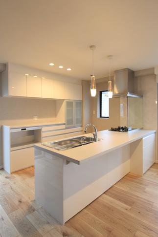 リビングが見渡せるオープンなキッチン