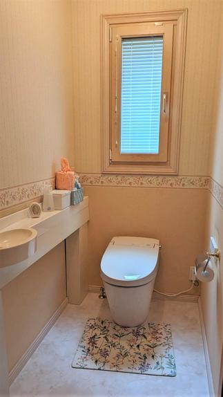 コンパクトデザインのタンクレストイレ