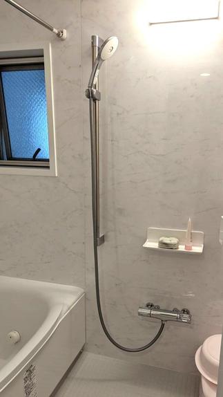 白を基調とした明るい浴室
