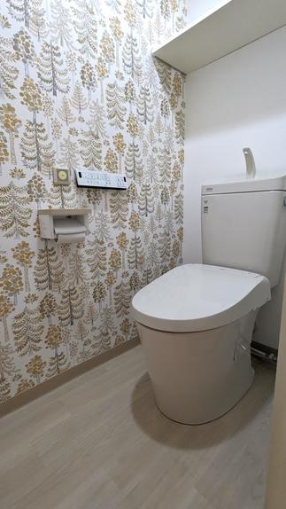 北欧柄のクロスがかわいいトイレ