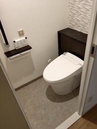 キャビネット付きトイレ