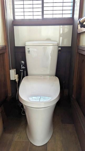 桜の木が重厚感あるお客様用トイレ