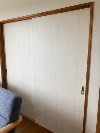 リビング側は、すっきりとした化粧合板仕上げ