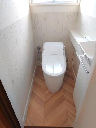 清潔感と温もりを両立したコンパクトトイレ