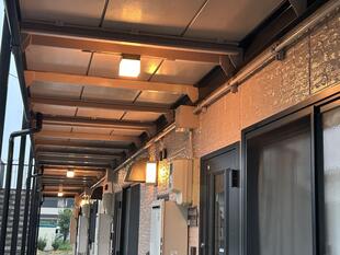 アパートの共用部照明をLEDライトへ切り替え｜自動点灯センサーと省エネで安心・快適な住環境へ
