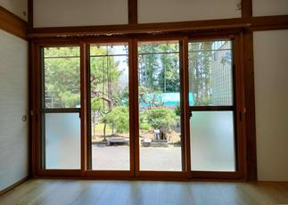 窓は2重窓LIXILインプラスを窓枠の色は6色のラインナップ