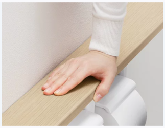 収納棚が手すりの役割もはたします。