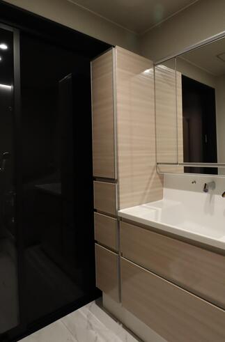 バスルームと洗面室を、美しくつなぐドア