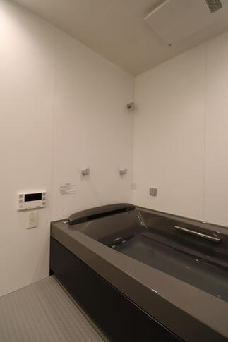 寝湯に近い姿勢で浮遊感と脱力感を楽しむリクライニングワイド浴槽