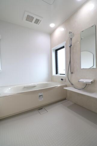 バスルームはマットホワイトをベースにベージュをアクセント