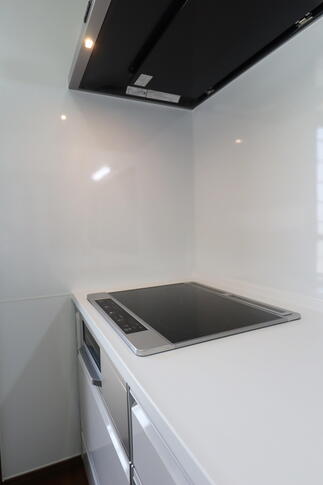 ホーロークリーンキッチンパネルでマグネットでピタッ！ 収納もアレンジも自在に