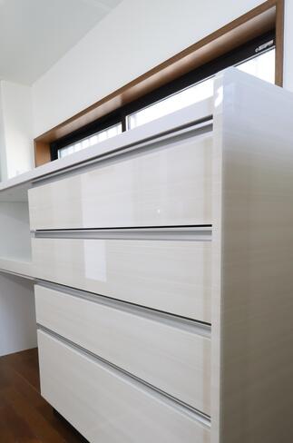 システムキッチン背面にカウンターユニットを設置