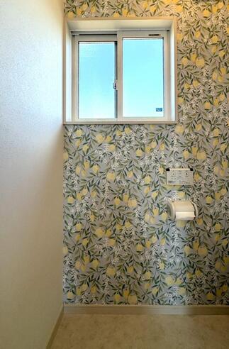 トイレのアクセントクロスはレモンの木を描いたさわやかなパターン