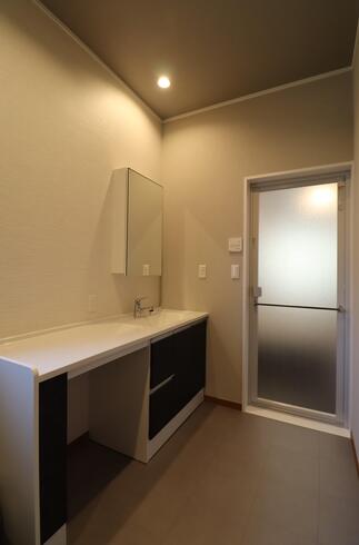 洗面室の使い方の幅が広がるワイドカウンター