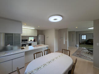 ダイニングキッチンとリビングの壁クロスに変化をつけ緩やかに区切ります。