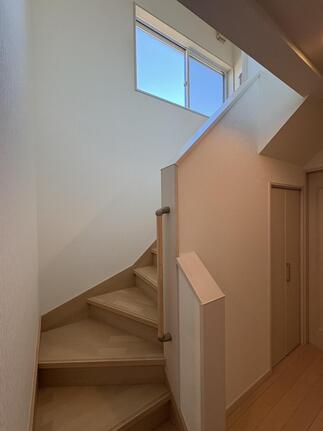 階段もクロスの貼り替え明るく