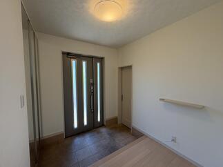 おもてなしをする玄関をクロスの貼り替えで明るく