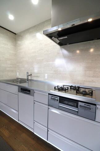 ダウンライトの設置で明るく、さらに空間に広がりも。