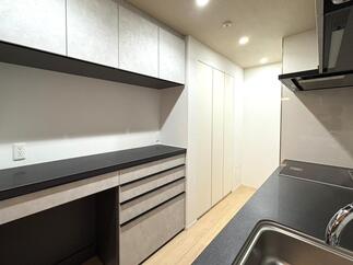 収納力を高めたキッチン背面キャビネット