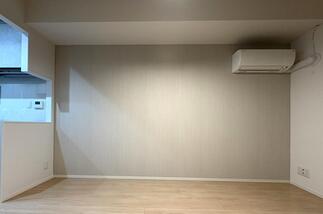 アクセントクロスで落ち着きと奥行きを生むLD空間