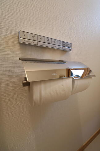 進化するリモコンデザインが、 上質なトイレ空間へと変えていく