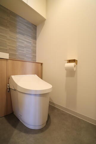素材と色彩が調和する、洗練されたトイレ空間