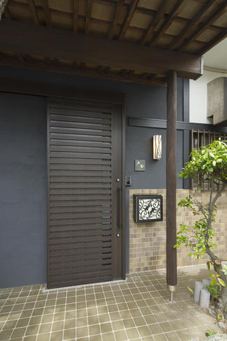 和の雰囲気を残した玄関