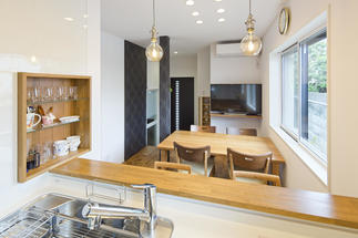 カウンターで仲良くお酒を。