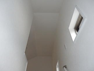 ロフトの天井にも物干し（ホスクリーン）を設置しました。