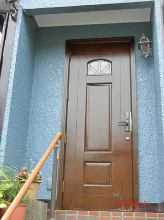 玄関ドアも見違えるようになりました。