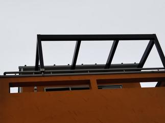 アルミのパーゴラ、木目なので建物と馴染んでいます。