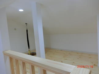 窮屈さを感じない明るいロフト