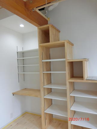 たっぷり収納できるロフト階段