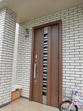 落ち着いた雰囲気のドアに交換