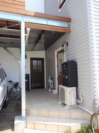 玄関上は雨が落ちないような工夫を