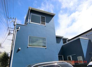 晴れた空にブルーの爽やかさが映えます