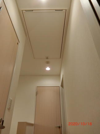 すっきりしまえる収納式のはしごを採用