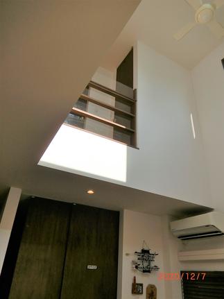 2F手すりを見上げたところ