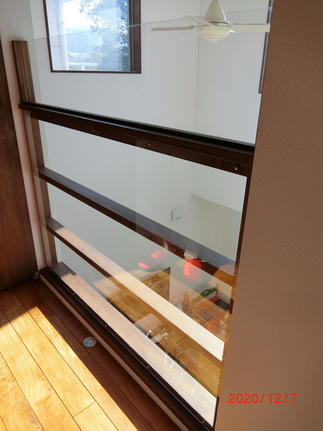 2Fの手すりにも転落防止を