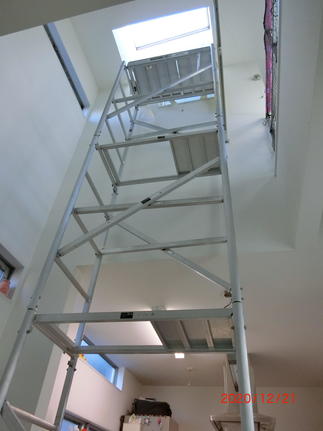 高所部クロス貼りの様子