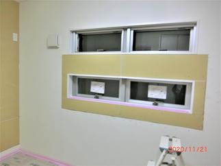 連窓も追加し、２方向から光がたくさん入ります