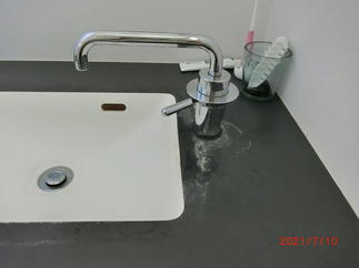 【ビフォー】手洗い水栓から水が漏れるように