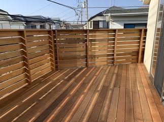 広々と開放的なウッドデッキになっています。