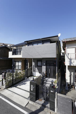 タイルの外壁が引き立つバルコニーを増築