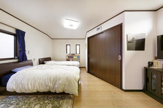 広々と落ち着いたベットルーム 