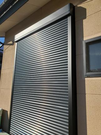 既存の掃き出し窓にシャッターを付けました