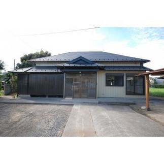 耐震補強のため屋根スレート葺き替えを行い外壁は上張りにて新しくいたしました。